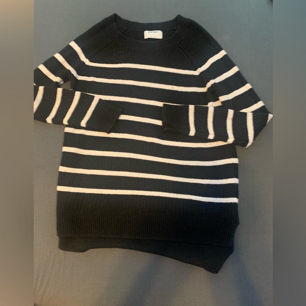 old navy black and white sweater